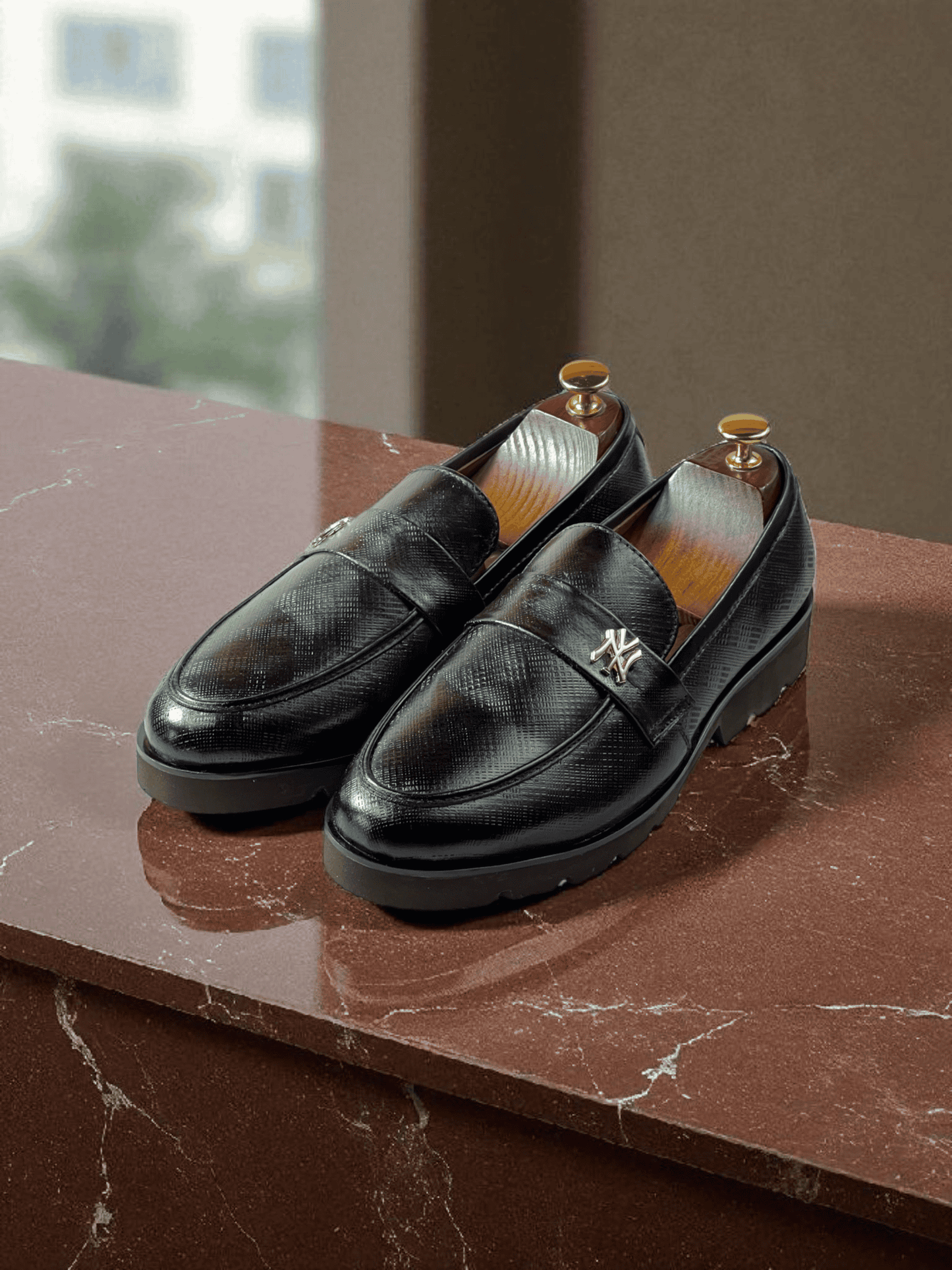 Experience luxury and elegance with AS -Ebon. Handmade with premium mocation leather, this watch exudes sophistication and style. Perfect for any occasion, this timepiece is a must-have for the modern man. Invest in quality with AS -Ebon."