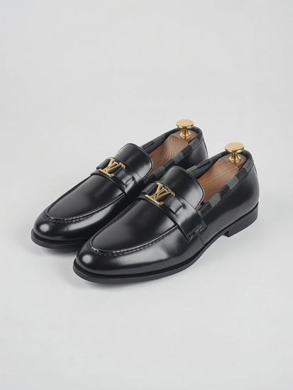 Step up your style with men’s black leather loafers featuring a refined gold detail. Ideal for office, events, and formal occasions.