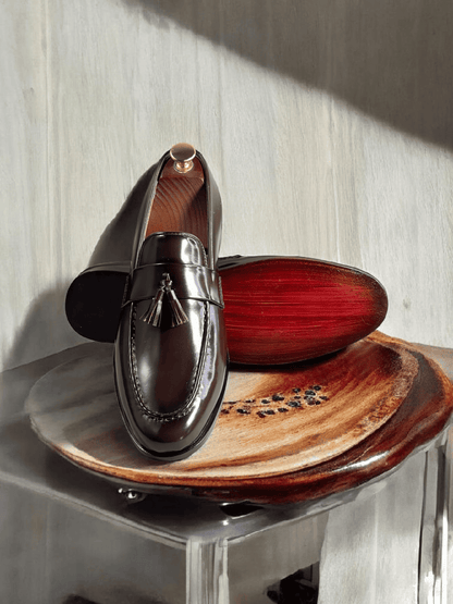 AS ricalf are high-quality leather shoes handmade from premium calf leather. The leather sole adds durability and comfort. Expertly crafted for a timeless and sophisticated look.