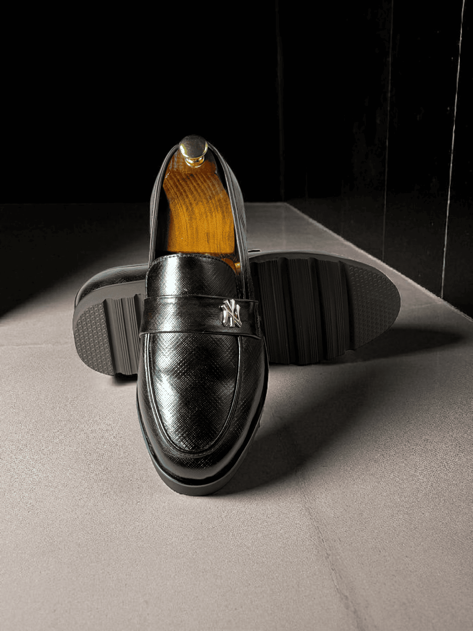 Experience luxury and elegance with AS -Ebon. Handmade with premium mocation leather, this watch exudes sophistication and style. Perfect for any occasion, this timepiece is a must-have for the modern man. Invest in quality with AS -Ebon."