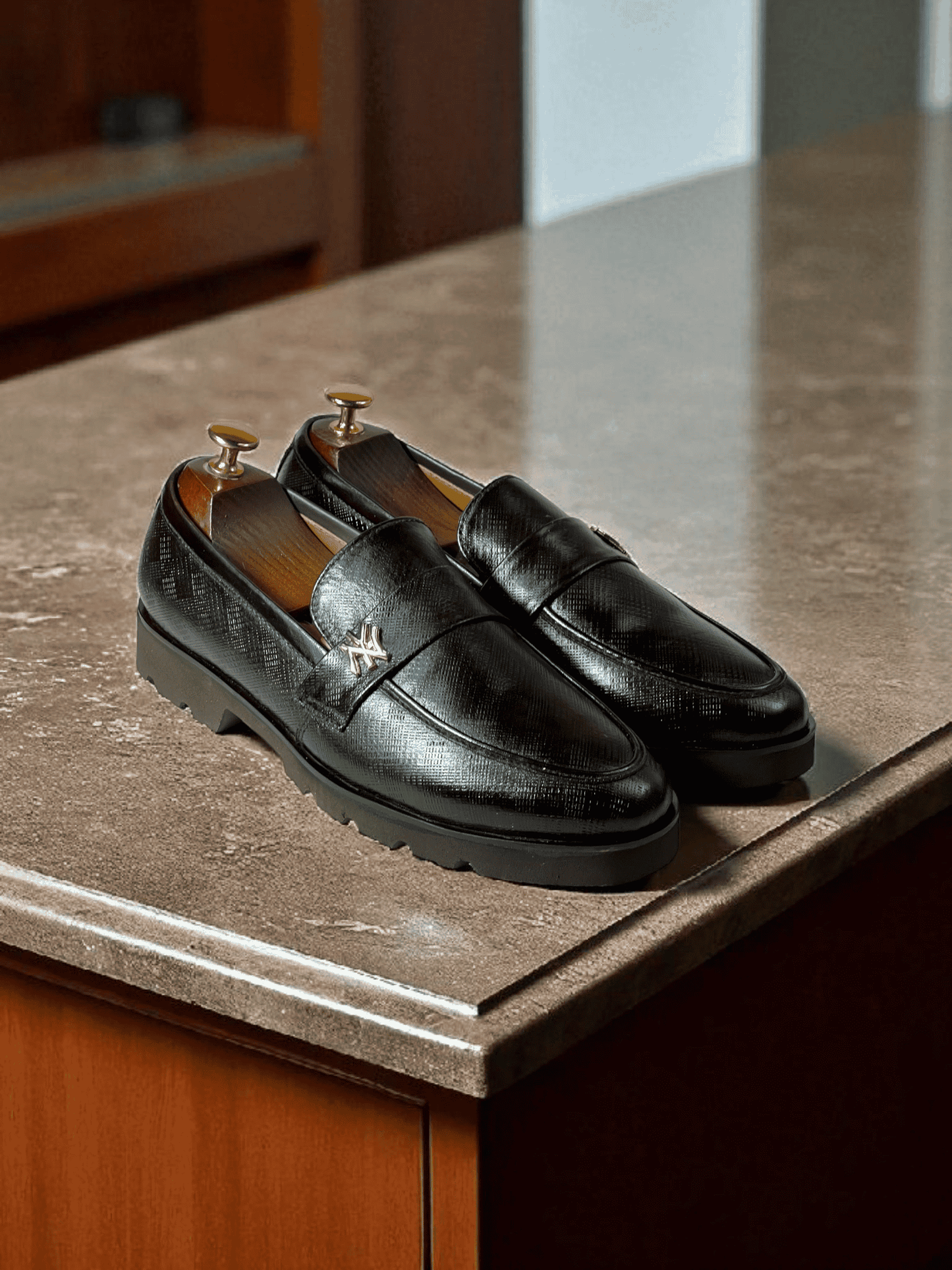 Experience luxury and elegance with AS -Ebon. Handmade with premium mocation leather, this watch exudes sophistication and style. Perfect for any occasion, this timepiece is a must-have for the modern man. Invest in quality with AS -Ebon."