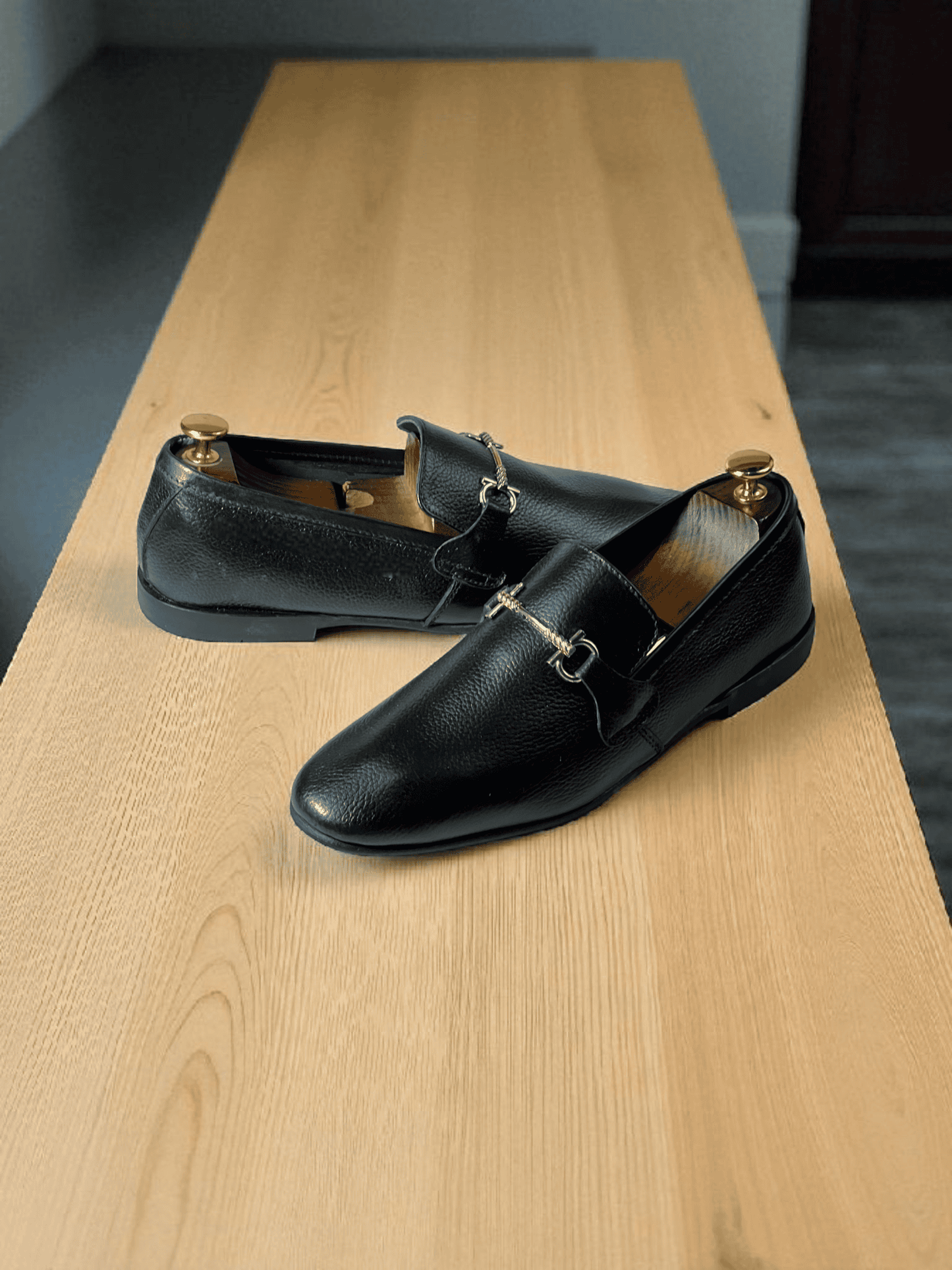 Expertly crafted with premium leather, As -Zelor is the ultimate choice for those seeking luxury and elegance in their everyday carry. Handmade with meticulous care, this mocation provides unparalleled durability and sophistication for all of your essentials. Upgrade your style with As -Zelor.