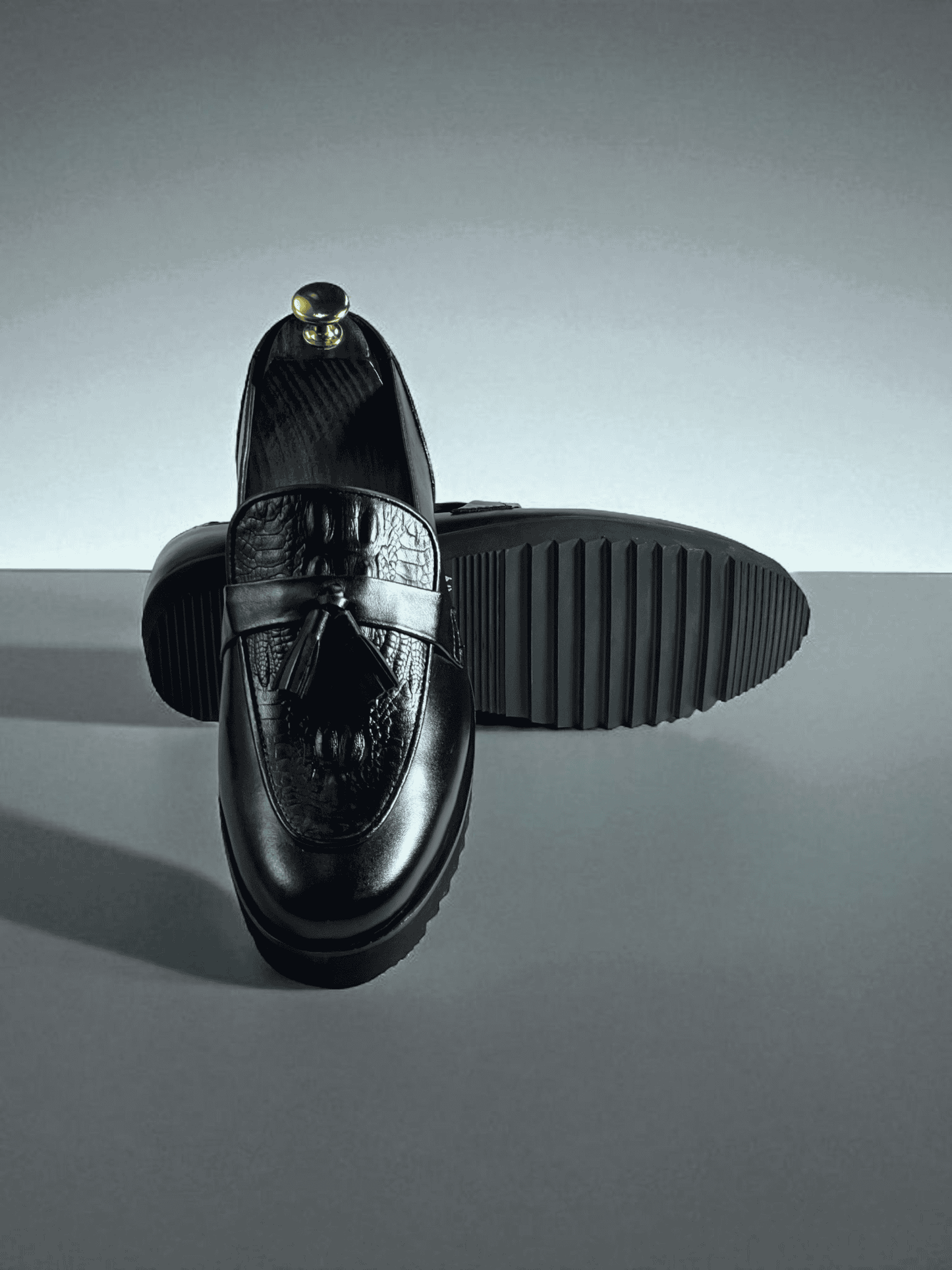 Verde Loafers are expertly handcrafted with all leather materials, providing a luxurious and durable moccasin-style shoe. The perfect choice for those seeking both style and comfort, these loafers are versatile and timeless. Elevate your footwear game with AS -Verde Loafers.