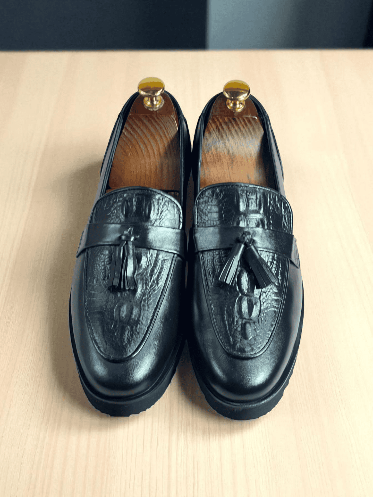 Verde Loafers are expertly handcrafted with all leather materials, providing a luxurious and durable moccasin-style shoe. The perfect choice for those seeking both style and comfort, these loafers are versatile and timeless. Elevate your footwear game with AS -Verde Loafers.