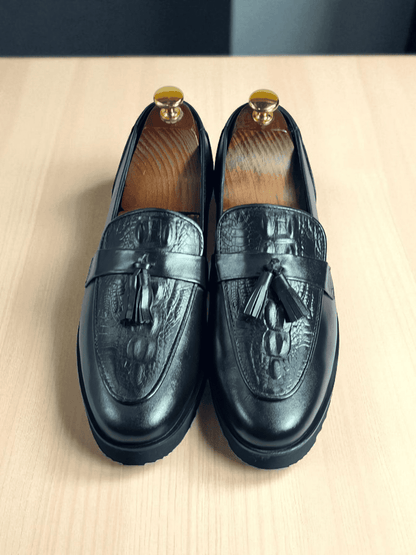 Verde Loafers are expertly handcrafted with all leather materials, providing a luxurious and durable moccasin-style shoe. The perfect choice for those seeking both style and comfort, these loafers are versatile and timeless. Elevate your footwear game with AS -Verde Loafers.