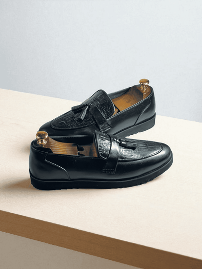 Verde Loafers are expertly handcrafted with all leather materials, providing a luxurious and durable moccasin-style shoe. The perfect choice for those seeking both style and comfort, these loafers are versatile and timeless. Elevate your footwear game with AS -Verde Loafers.