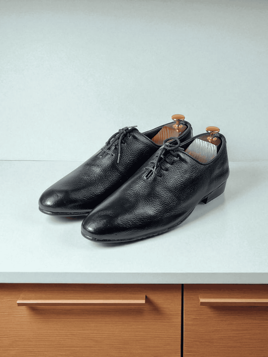 Crafted with expert precision, the AS -Obsidian shoes combine quality handmade leather with premium materials. These shoes boast durability and style, making them a must-have for any fashion-forward individual. Step into comfort and sophistication with AS-Obsidian.